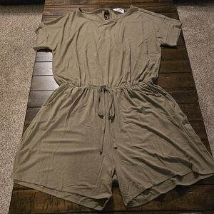 Zenana NWOT Romper Olive Green with pockets
